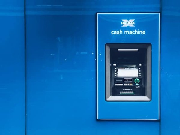 Quelles stratégies pour protéger les données financières des clients dans le secteur des néobanques ?